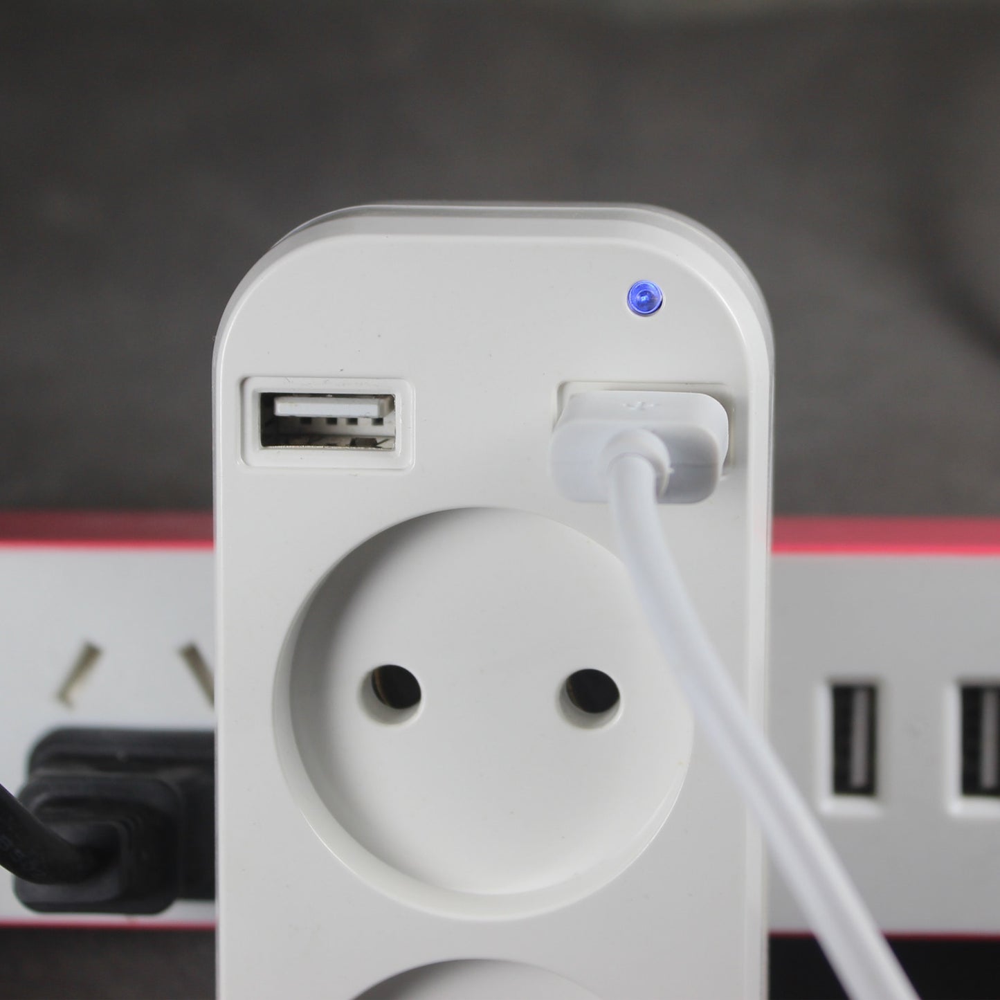 Double prise murale avec deux ports USB